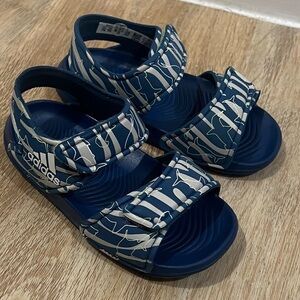 Size 7C toddler adidas sandals in great condition! Super comfortable!